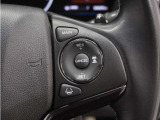 ◆アダプティブクルーズコントロール◆予め設定した車速内でクルマが自動的に加減速。前走車との適切な車間距離を維持しながら追従走行します。【LKAS】車線維持支援システムでステアリング操作を支援。