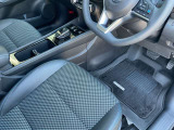 純正フロアカーペット付きです。社外品とは違い、マットのズレも少なく安全に運転できます。