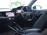 内装はシンプルに使い勝手を考え作られています。お車を運転する感覚をダイレクトに体感して頂けます。室内も広くロングドライブにも快適にお過ごしいただけます。