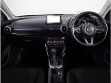 【インパネ周り】視界がよく運転しやすい設計となっております。インパネ周りもすっきりと洗練されたデザインで高級感が溢れています。日々のドライブを飽きさせません。