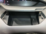 運転席前にUSBソケット付き収納あり★スマートフォンの充電も出来き便利です!