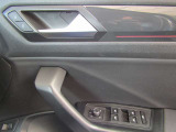 運転席のドアについているドアミラー用回転式ノブを左下のマークに合わせると自動的に格納されます!そのほかの位置に合わせると、復帰します♪