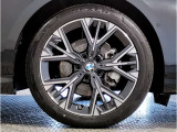【BMWアロイホイル】軽量かつ強度に拘ったアロイホイル。走行性能ポテンシャルを引き出す設計。車の足元を引き締めてくれる大きなポイントはアロイホイルです。