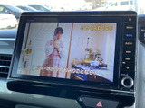 テレビ映像を表示できる画面を備え、停車中の待ち時間に番組を楽しめます。操作画面から映像表示を選べるため、休憩中にニュースや番組を見たい時にも活用しやすい装備です。