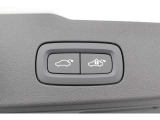 テールゲートは、電動オープンです。ゲートの開閉の高さは、お好みの高さで調整できるので、身長や駐車場に合わせて設定が可能です。
