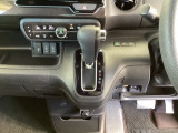 足元スッキリ、インパネシフトです。パーキングブレーキはフットブレーキタイプなので、運転席と助手席の間がスッキリしています。