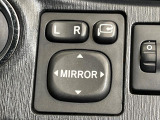 【電動格納ミラー】サイドミラーは電動格納式となっており、狭い駐車場でもキズがつくリスクを抑えられます。