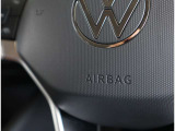 【運転席エアバッグ】 車両前方に衝撃が加わった際に、音響センサーによって瞬時に開きます。 ※シートベルト非着用の場合、本来の性能が発揮できませんので必ずシートベルトを着用しましょう。