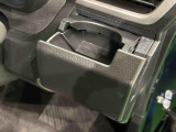 回転式カップホルダー(運転席)は角型パック,ペットボトルなどの丸型に対応。閉じればスマートフォン立てにも使用できます。