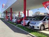 国道16号沿いの屋根下スペースに一部展示しており、当店では15台〜20台ほど中古車がございます。