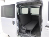 簡単な操作でリヤシートを足元スペースに収めて、フラットな荷室を拡大できる水平格納式リヤシートです。