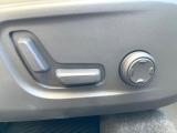 【メモリー機能付きパワーシート】ドライバーごとに設定したシート位置を記憶して、ボタン一つで切り替えできる便利な機能!運転する方が複数名いらっしゃるご家庭におすすめです。