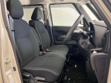 運転席も広くゆとりのある室内です