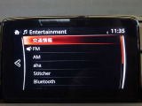 手元の操作系で交通情報やBluetooth接続へ素早く切り替えられ、情報収集に配慮されています。視線移動を抑えて路況把握や音源選択が行え、長距離巡航や日常での実用性を確保しやすい設計です。