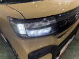 白く明るい光で夜間走行をサポートするLEDヘッドランプを搭載