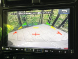 【バックカメラ】駐車時に後方がリアルタイム映像で確認できます。大型商業施設や立体駐車場での駐車時や、夜間のバック時に大活躍!運転スキルに関わらず、今や必須となった装備のひとつです!