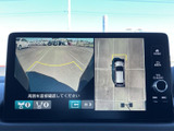 後方の映像に加えて車両を上から見た表示も確認でき、駐車時の周囲確認に役立ちます。ガイド線を目安に位置を把握しやすく、駐車枠への出し入れをサポートする装備です。