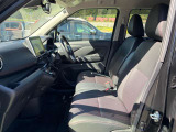 《運転席・助手席》運転席の足もともゆったりで長距離ドライブでも快適に★