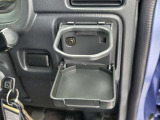 ステアリング左脇の手が届きやすい位置に完備された折りたたみ式ドリンクホルダーです。