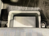 助手席アンダーボックスは運転用の替え靴や、車内に常備しておきたい子供用品、着替えた服などが収納できて便利です。女性に嬉しい収納スペースです