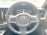 【ステアリングスイッチ】運転中、前方から目線をそらさずにオーディオ等の操作ができるよう、適切に配置されたスイッチ類。安心&快適なドライブを演出してくれる便利な機能です。