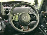 手元にスイッチ類が配置され、運転姿勢を大きく変えずに操作しやすいレイアウトです。握りやすい形状で、運転中の視線移動を抑えながら必要な操作を行えます。