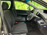 前席は身体を預けやすい形状で、運転席からは前方や左右の窓越しに周囲を確認できます。落ち着いた色合いのシートと、ゆとりある足元も見どころです。