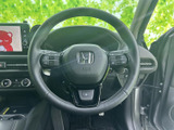 ステアリングの左右に複数のボタンが配置され、運転姿勢を保ちながら手元で各種機能を扱えます。握りやすい形状で、運転中に必要な操作へ手を伸ばしやすいレイアウトです。