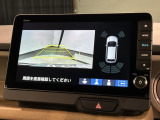 リバースギアに入れるだけで後方の表示へ切り替わります。夜間や雨の日の駐車も楽になりますよ。