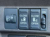 【両側パワースライドドア】スマートキーや運転席のスイッチで後席両側スライドドアの開閉が可能♪電動だから力を入れてドアを開ける必要が無く、小さなお子様でも簡単に開け閉めでき快適です♪