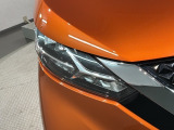LEDヘッドライトは、点灯の瞬間から最大光量を発揮し、突然暗くなるトンネルなどでの安定感を高めます。