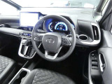 【運転席まわり】・・・ハンドルやシートなども隅々までクリーニング済み。キレイな車内でドライブがより一層快適にお楽しみいただけると思います。
