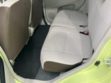後席は左右に並ぶ座面が広がり、足元にも空間を確保しています。明るいシートカラーと落ち着いた床まわりの組み合わせで、同乗者にもくつろいで過ごしていただける室内です。
