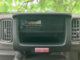 中央にまとまったオーディオ操作部は、表示とボタンが見分けやすく、乗車中にも確認しやすい配置です。左右の吹き出し口や下部のスイッチも手の届く範囲にあり、日常の操作に便利です。