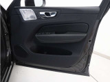 運転席ドアの全景です。キャビンを彩るすべてのものに、機能を形にした美しさが備わっています。