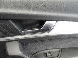 シンプルさと機能性が両立しており、ドイツ車らしい良いインテリアになっています。手の込んだ手法で静かで快適な室内を実現させています。