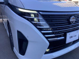 LEDヘッドランプ:ハロゲンランプの約2倍の光量でより明るく遠くを照らし、夜間走行時の視認性を高めます。