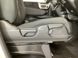【前席】運転席にはシート高を調整できるハイトアジャスターが装備され、幅広いシートポジションの設定が可能になっております♪
