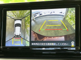 車両周囲と後方の様子を画面で確認でき、駐車時の周囲確認をサポートします。ガイド表示もあり、見通しにくい場所での駐車や切り返しの際に便利です。