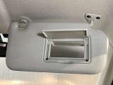 【運転席サンバイザー】鏡が付いているのでちょっとした化粧直しなどに便利!