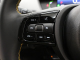 【ステアリモコンスイッチ】ハンドル装備されいるリモコンで運転中にナビゲーションのチャンネルや曲を変えることが出来ます。運転しながらの危険なナビ操作がなくなりますので安心です。