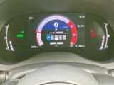 速度や各種車両情報が中央に表示され、左右の表示とあわせて必要な情報を確認できます。表示がまとまっていて視認しやすく、運転時の状況把握に役立ちます。