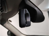 MINIではルームミラーの裏側にETCの車載器が内蔵されており、別途で車載器の購入必要なしで非常にスマート。皆様が驚かれるポイントのでもあります