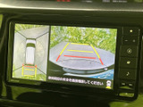 後方の映像に加えて車両周辺を見渡す画面も表示され、駐車時の位置確認をサポートします。目安線も見やすく、狭い場所での切り返しや車庫入れに役立ちます。