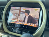 テレビ番組を画面で視聴できる装備です。停車中の待ち時間にも映像を楽しめるので、車内で過ごす時間の選択肢が広がります。画面表示も見やすく、身近な機能として活用できます。