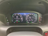 速度やバッテリー残量、シフト位置などの情報がメーター内にまとまり、運転に必要な表示を確認しやすい構成です。画面の文字や目盛りも見やすく、走行前後の状態把握にも活用いただけます。