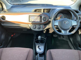 前席まわりは運転席と助手席が並び、中央にはナビ画面や収納スペースを備えた構成です。前方の視界も広く、乗り降りの際にも室内の様子を確認しやすい空間です。