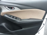 サイドミラーの調整や全席の窓開閉など集中した運転席側インナードアハンドル部