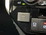 充電用USB端子付き。スマートフォンなどの充電に便利です。