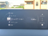 情報やオーディオ、ナビゲーションなどの項目が画面に並び、必要なメニューを確認しやすい構成です。スマートフォン連携の項目も表示され、日常の操作を助けます。